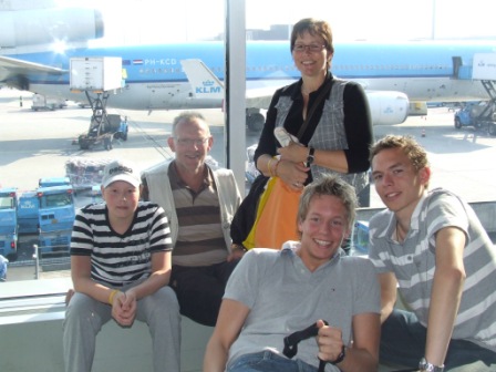 Familiefoto op Schiphol